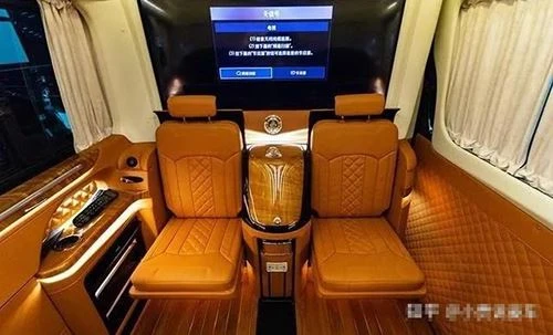 Mercedes-Benz Sprinter Dziewięcioosobowa przyczepa kempingowa z królewskim wn...