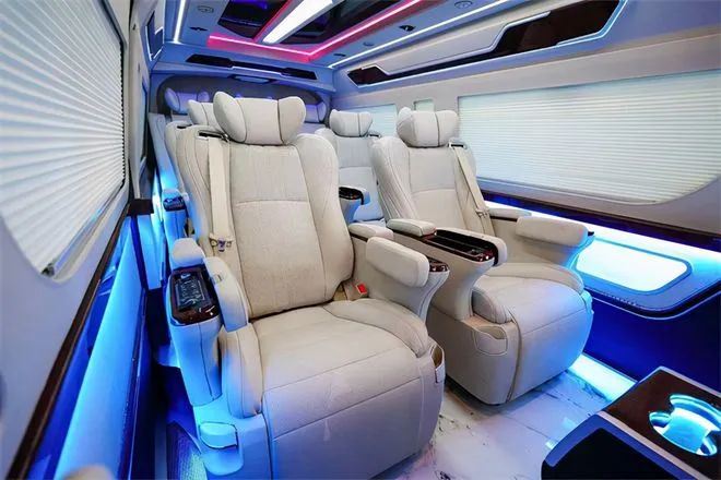 Dziewięć siedzeń Toyota Hiace Ulepszenia wnętrza, w tym siedzenia, światła ko...