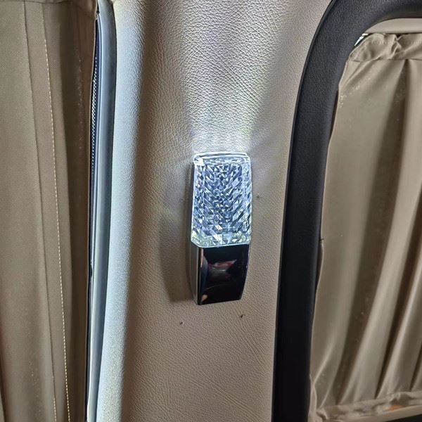 Kinkiety LED do wnętrza furgonetki