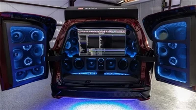 Zmodyfikowana Toyota Sienna zamienia się w mobilny subwoofer