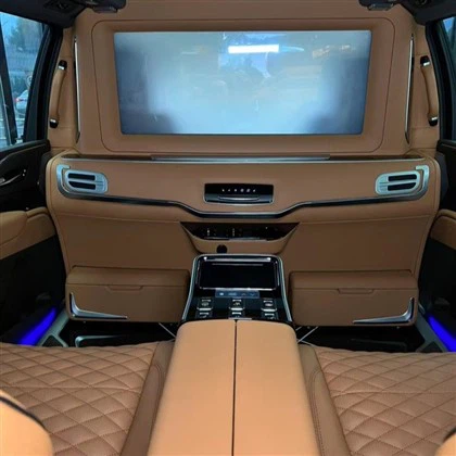 Uniwersalny fotel samochodowy SUV z przegrodą samochodową